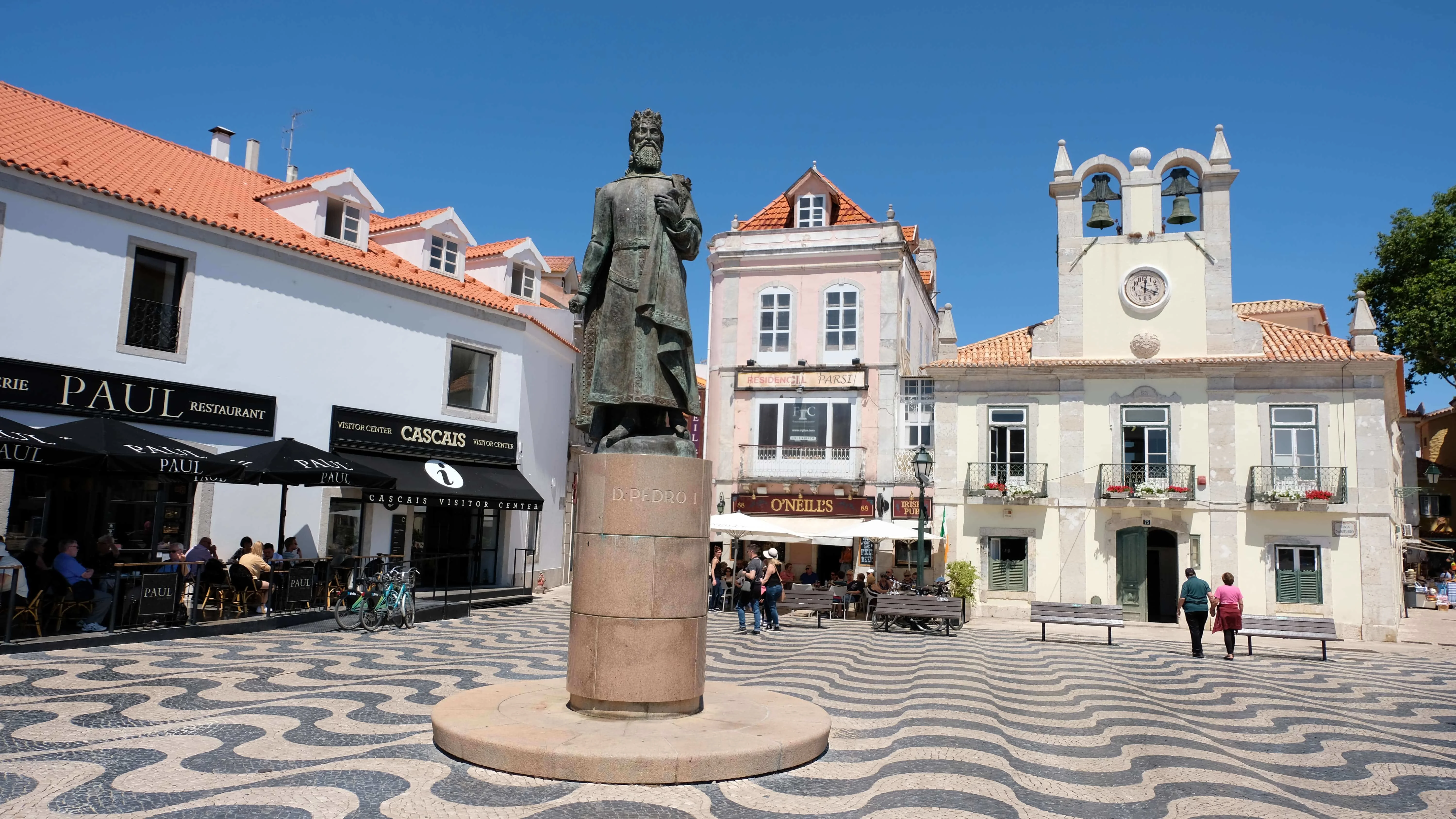 Start in the main square of Cascais(this is the square with O’Neil Irish pub, Paul’s cafe and hotel Baia)